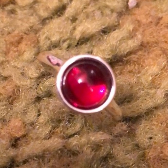 Avon red stone ring size 6 - Picture 2 of 2